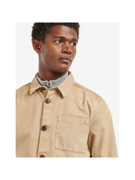 Cette surchemise beige de la marque Barbour est en coton doux. Cette surchemise beige de la marque Barbour est en coton doux.