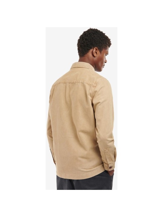 Cette surchemise beige de la marque Barbour est en coton doux. Cette surchemise beige de la marque Barbour est en coton doux.