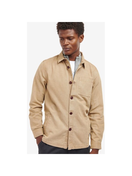 Cette surchemise beige de la marque Barbour est en coton doux. Cette surchemise beige de la marque Barbour est en coton doux.