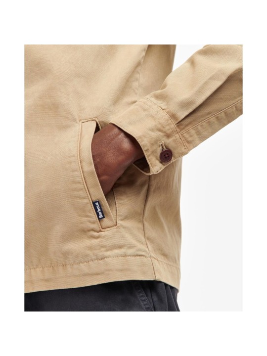 Cette surchemise beige de la marque Barbour est en coton doux. Cette surchemise beige de la marque Barbour est en coton doux.