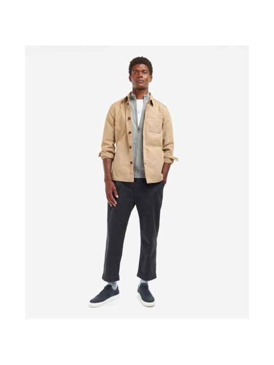 Cette surchemise beige de la marque Barbour est en coton doux. Cette surchemise beige de la marque Barbour est en coton doux.