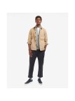 Cette surchemise beige de la marque Barbour est en coton doux. Cette surchemise beige de la marque Barbour est en coton doux.