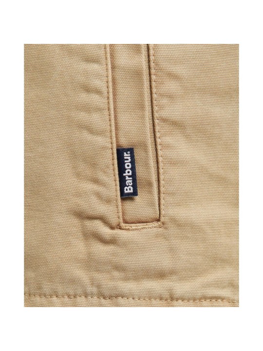 Cette surchemise beige de la marque Barbour est en coton doux. Cette surchemise beige de la marque Barbour est en coton doux.
